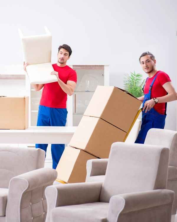 شركة نقل العفش بالخبر عرب موورز ہب فريق محترف يقوم بنقل الأثاث والصناديق داخل المنزل بطريقة آمنة ومنظمة