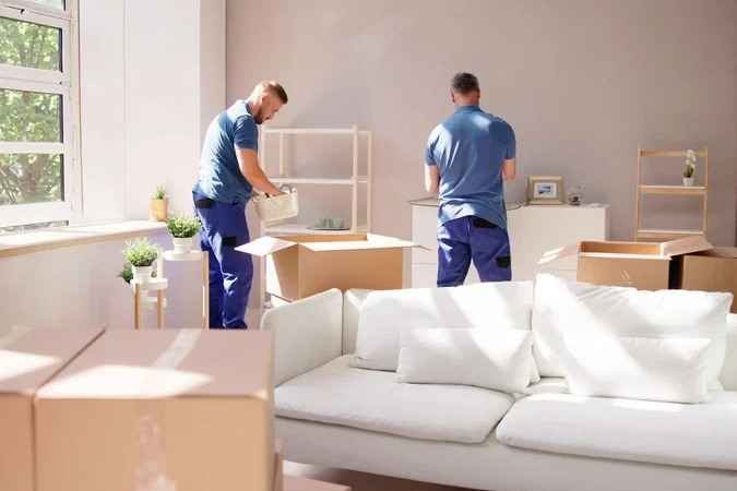 عمال شركة نقل العفش بالخبر عرب موورز ہب يقومون بتغليف وترتيب الأثاث داخل منزل قبل عملية النقل