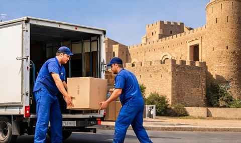 شركة نقل اثاث في بتبوك تقدمها عرب موورز ہب مع عمال متخصصين يقومون بتحميل الأثاث داخل شاحنة نقل بشكل آمن ومنظم