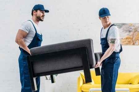 فريق عرب موورز ہب ينقل كنبة داخل المنزل ضمن خدمات شركة نقل عفش بالقصيم باحترافية وأمان