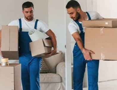 عمال عرب موورز ہب يحملون صناديق الأثاث داخل المنزل ضمن خدمة شركة نقل عفش بالقصيم باحترافية عالية