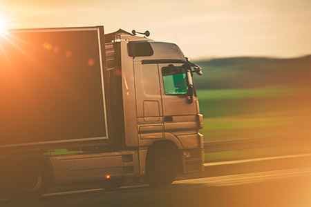 شاحنة نقل حديثة تقدم خدمات نقل عفش بالقطيف بسرعة وأمان عبر شركة عرب موورز ہب