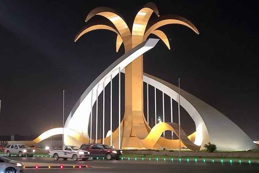 نصب تذكاري مميز في مدينة تبوك ليلاً يعكس خدمات نقل عفش بتبوك باحترافية من شركة عرب موورز ہب