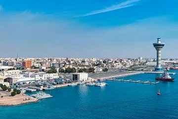 ینبع شہر کا خوبصورت ساحلی منظر جہاں عرب موورز ہب نقل عفش بينبع کی تیز اور قابل اعتماد موونگ سروس فراہم کرتا ہے