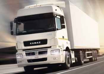 شاحنة نقل عفش بينبع تابعة لشركة عرب موورز ہب تسير لنقل الأثاث بأمان وسرعة عالية