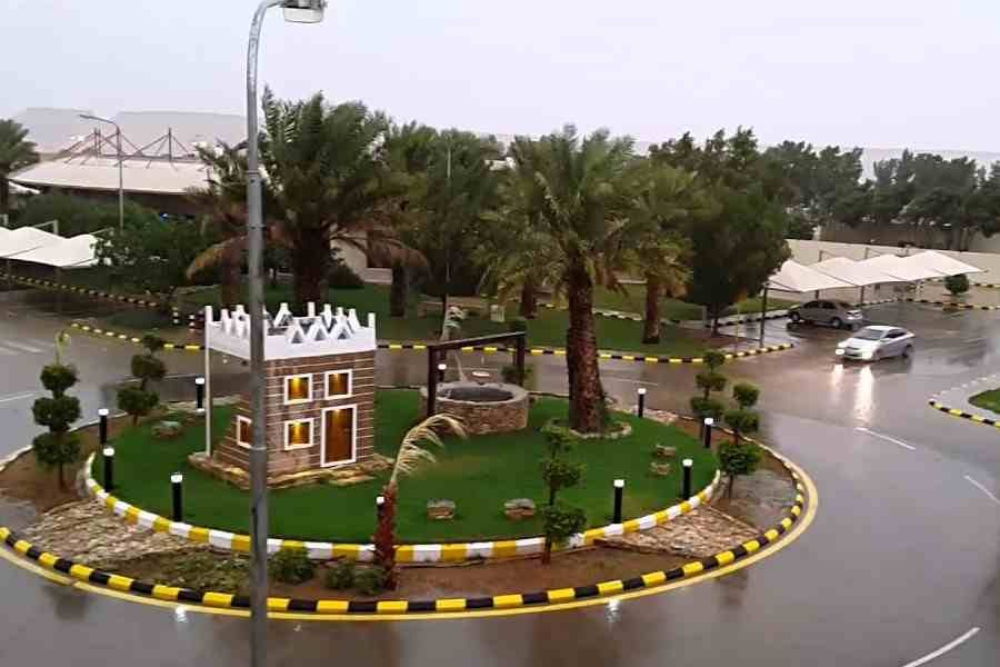 نقل عفش نجران خدمات کے ساتھ خوبصورت رہائشی کمپاؤنڈ کا داخلی منظر، عرب موورز ہب کی پیشہ ورانہ موونگ سروسز کی نمائندگی