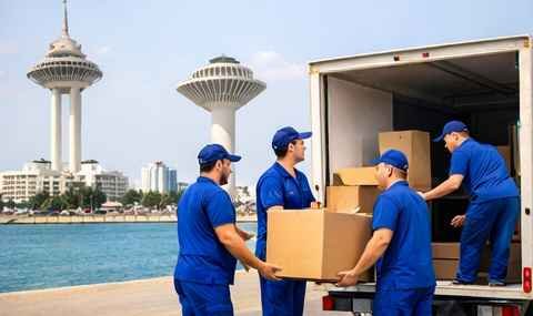 عمال ارخص شركة نقل عفش عرب موورز ہب يقومون بتحميل الأثاث بعناية في الدمام داخل شاحنة نقل حديثة مع تغليف احترافي