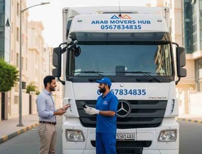 شركة نقل عفش بالطائف عرب موورز هب – فريق محترف أمام شاحنة نقل مجهزة لتقديم خدمات نقل الأثاث داخل الطائف بسرعة وأمان