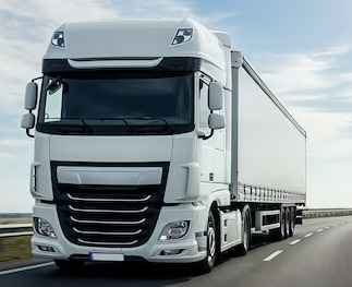 شاحنة نقل كبيرة تابعة لعرب موورز ہب ضمن خدمات شركة نقل عفش بالقصيم لنقل الأثاث بأمان لمسافات طويلة