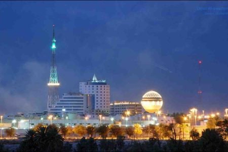 منظر ليلي لمدينة القصيم مع أبراج الاتصالات والمباني الحديثة، يعكس خدمات شركة نقل عفش بالقصيم من عرب موورز هب