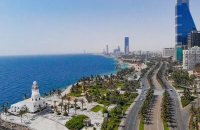 إطلالة جوية على كورنيش جدة المطل على البحر الأحمر مع الطرق الساحلية والمباني الحديثة في المدينة
