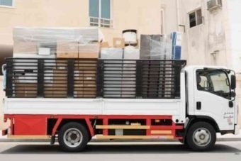 سيارة شركة نقل عفش بجدة عرب موورز هب محملة بالأثاث المغلف بطريقة آمنة