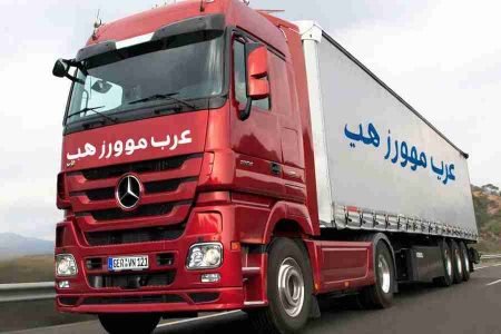 شاحنة نقل عفش حديثة تابعة لشركة عرب موورز هب تسير على الطريق السريع ضمن خدمات شركة نقل عفش بمكة