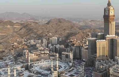 منظر جوي لمكة المكرمة مع برج الساعة والحرم المكي ضمن خدمات شركة نقل عفش بمكة من عرب موورز هب