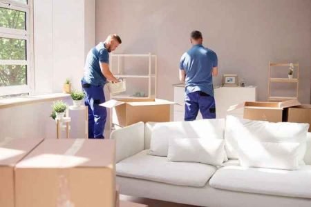 فريق عرب موورز ہب يقوم بتغليف وترتيب الأثاث داخل منزل سكني باحترافية – شركه نقل عفش بالدمام
