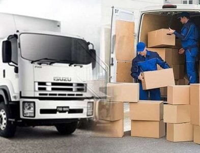 شاحنة نقل أثاث مع فريق عرب موورز هب يقوم بتحميل الصناديق ضمن خدمات شركه نقل عفش بخميس مشيط بطريقة منظمة وآمنة