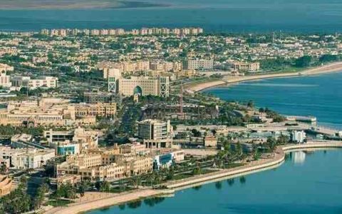 نقل عفش الجبيل مع إطلالة ساحلية مميزة توضح خدمات النقل الاحترافية التي تقدمها شركة عرب موورز ہب داخل مدينة الجبيل