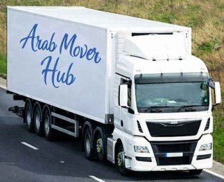 شاحنة نقل عفش بالرياض تابعة لشركة عرب موورز هب تحمل شعار الشركة بشكل احترافي