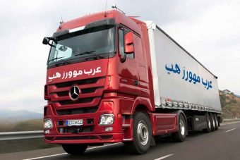 شاحنة نقل عفش بالرياض تابعة لشركة عرب موورز هب تحمل اسم الشركة بشكل احترافي