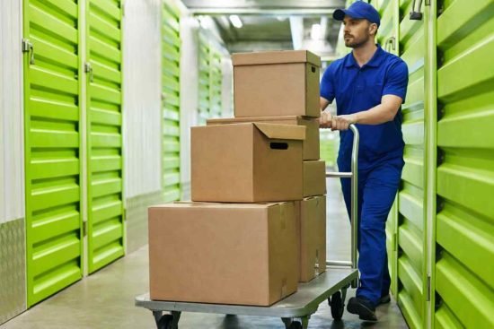 نقل عفش بالرياض مع عرب موورز هب داخل مستودعات تخزين آمنة بواسطة عمال محترفين بزي موحد