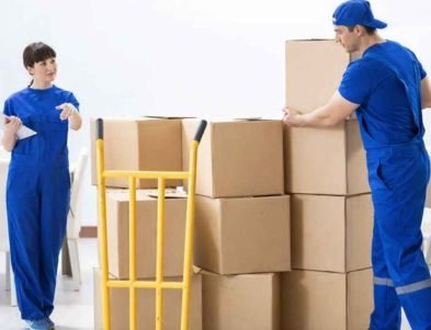 فريق عرب موورز هب المتخصص في نقل عفش بالرياض بزي أزرق موحد أثناء ترتيب الأثاث باحتراف