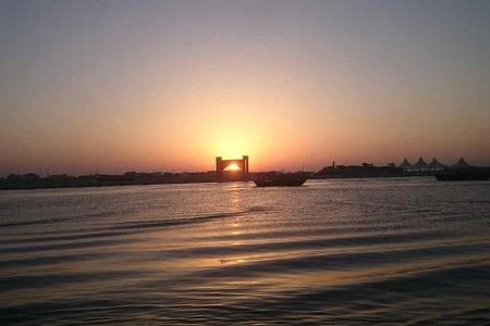 منظر غروب هادئ على البحر في القطيف يعكس خدمات نقل عفش بالقطيف الموثوقة التي تقدمها شركة عرب موورز ہب