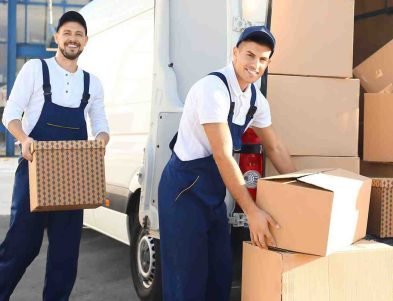 فريق متخصص من عرب موورز ہب يقوم بخدمة نقل عفش بالقطيف باحترافية، تحميل صناديق الأثاث بعناية داخل شاحنة النقل لضمان سلامة الأغراض