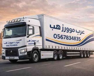 شاحنة نقل كبيرة تحمل شعار عرب موورز ہب تسير على الطريق لتقديم خدمة نقل عفش بالمدينة المنورة باحترافية وأمان.