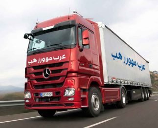 شاحنة نقل عفش بتبوك حمراء تابعة لشركة عرب موورز ہب مجهزة لنقل الأثاث بأمان عبر الطرق السريعة