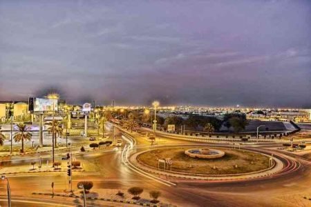 منظر ليلي لمدينة بريدة يبرز الطرق الحيوية وحركة المرور مع خدمات نقل عفش بريدة المقدمة من عرب موورز ہب