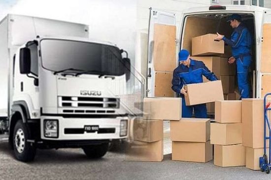 نقل عفش بينبع کے دوران عرب موورز ہب کی ٹیم باکسز کو محفوظ طریقے سے ٹرک میں لوڈ کرتے ہوئے، پروفیشنل ہاؤس شفٹنگ سروس