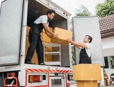 عمال نقل عفش نجران يقومون بتحميل الأثاث داخل شاحنة نقل حديثة بطريقة منظمة وآمنة من عرب موورز ہب
