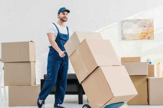 نقل عفش نجران کے لیے ماہر ورکر ٹرالی کے ذریعے بھاری سامان منتقل کرتے ہوئے – عرب موورز ہب کی قابل اعتماد سروس